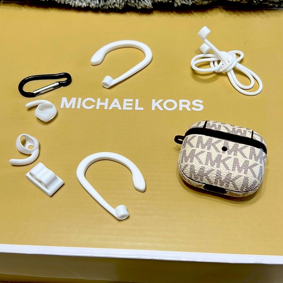 Fits Apple 3 iPods Mk cover with accessories. - Picture 1 of 2